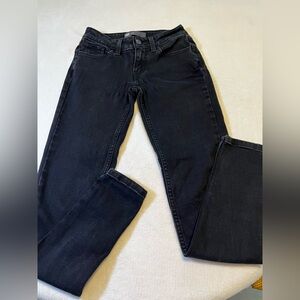 🖤 Levi’s Black Legging Jeans – sleek, flattering, and ultra-comfortable